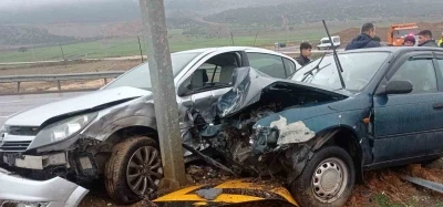 Gaziantep&rsquo;te &ccedil;arpışan ara&ccedil;ların s&uuml;r&uuml;c&uuml;leri yaralandı
