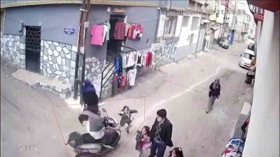 Gaziantep&rsquo;te dehşete d&uuml;ş&uuml;ren kaza: Motosiklet k&uuml;&ccedil;&uuml;k kıza &ccedil;arpıp ka&ccedil;tı