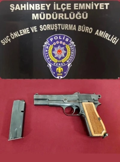 Gaziantep&rsquo;te d&uuml;ğ&uuml;nde havaya ateş eden şahıs yakalandı: Ateş etme anları kamerada
