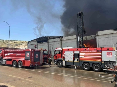 Gaziantep&rsquo;te fabrika yangınına m&uuml;dahale s&uuml;r&uuml;yor
