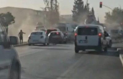 Gaziantep'te facianın eşiğinden dönüldü: Sürücüsü rahatsızlanan çekici, önündeki 6 aracı biçti