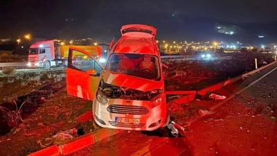 Gaziantep&rsquo;te hafif ticari ara&ccedil; ile tır &ccedil;arpıştı: Aynı aileden 4 kişi yaralandı