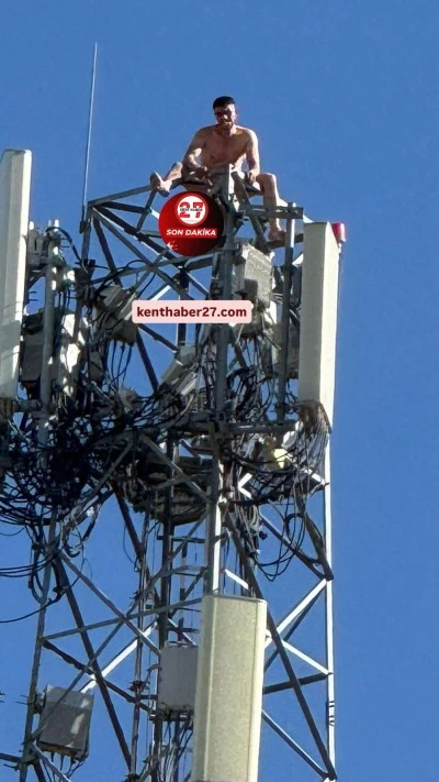 Gaziantep’te İntihar Girişimi: Direğe Çıkıp Soyundu