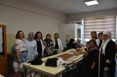 Gaziantep’te kadınlar kendi diktikleri kıyafetleri giyiyor
