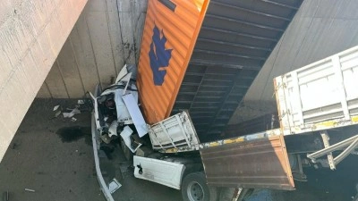 Gaziantep'te kamyonete çarpan tır, köprüden düştü: 2 yaralı