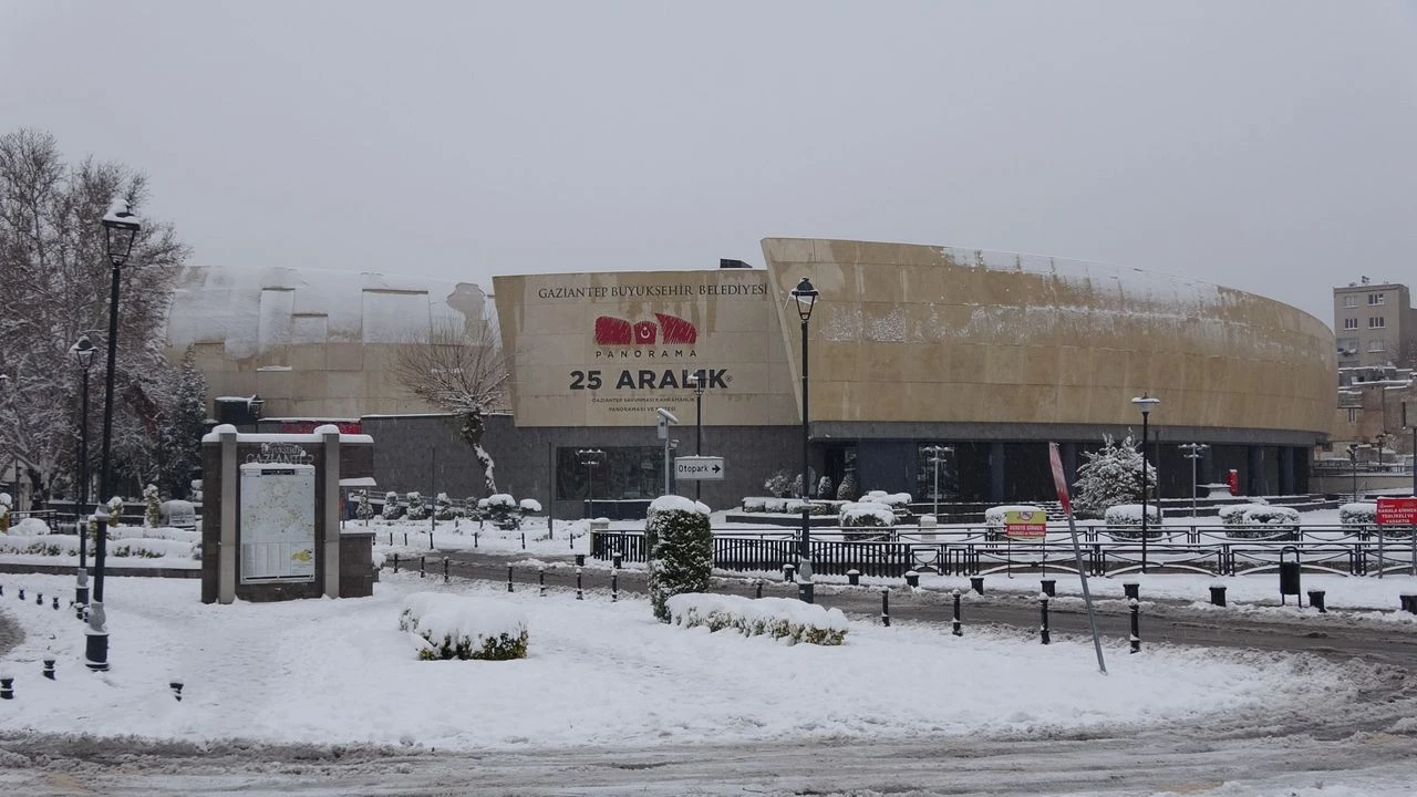 Gaziantep&rsquo;te Kar Sonrası Yollar A&ccedil;ıldı: Trafik Normale D&ouml;nd&uuml;