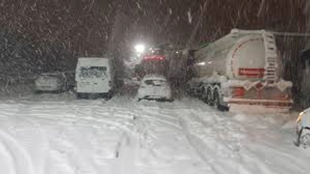Gaziantep&rsquo;te Kar Tedbiri: Tır ve Kamyonların Şehir Merkezine Girişi Yasaklandı