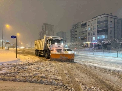 Gaziantep&rsquo;te karla m&uuml;cadele &ccedil;alışmaları gece boyunca s&uuml;rd&uuml;
