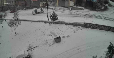 Gaziantep&rsquo;te karlı yolda feci kaza: Kayan ara&ccedil; kaldırıma &ccedil;arparak devrildi
