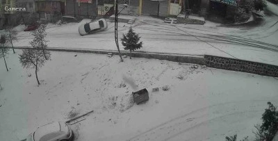 Gaziantep&rsquo;te karlı yolda feci kaza: Kayan ara&ccedil; kaldırıma &ccedil;arparak devrildi