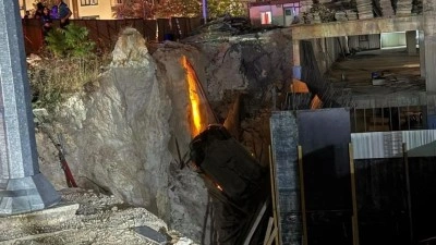 Gaziantep&rsquo;te kaza sonrası savrulan ara&ccedil; inşaat &ccedil;ukuruna u&ccedil;tu: 2&rsquo;si ağır 3 yaralı