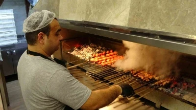 Gaziantep&rsquo;te kebap&ccedil;ılar iftarda dolup taşıyor
