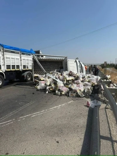 Gaziantep’te lastiği patlayan kamyonet yan yattı: 2 yaralı
