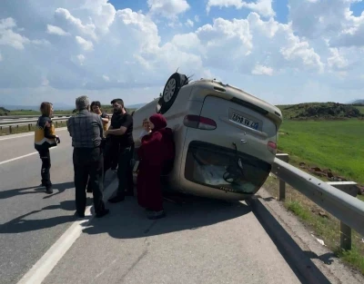 Gaziantep&rsquo;te lastiği patlayan minib&uuml;s takla attı
