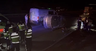 Gaziantep’te lastiği patlayan minibüs taklalar atarak devrildi: 2 ölü, 8 yaralı
