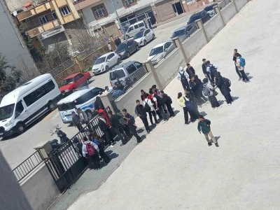 Gaziantep&rsquo;te lise &ouml;n&uuml;nde kurusıkı tabancalı saldırı paniği
