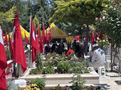 Gaziantep&rsquo;te mezarlıklar ve şehitlikler Arefe g&uuml;n&uuml; doldu taştı
