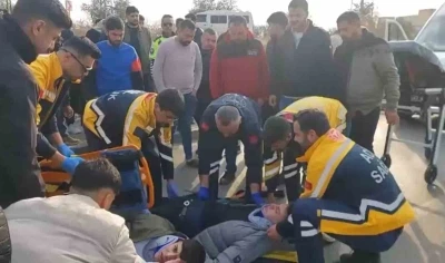 Gaziantep&rsquo;te motosiklet otomobile &ccedil;arptı: 2 yaralı

