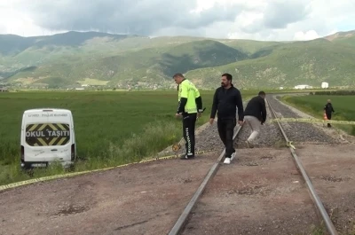Gaziantep&rsquo;te &ouml;ğrenci servisine tren &ccedil;arptı: 13 &ouml;ğrenci hafif yaralandı

