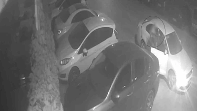 Gaziantep&rsquo;te park halindeki aracın lastikleri bı&ccedil;aklandı: O anlar kamerada
