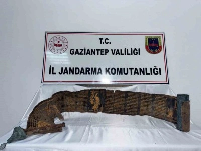 Gaziantep&rsquo;te piton derisine İbranice altın yazmalı kitap ele ge&ccedil;irildi: 1 g&ouml;zaltı