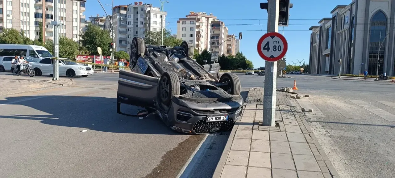 Gaziantep’te polis aracıyla çarpışan otomobil takla attı: 1 yaralı