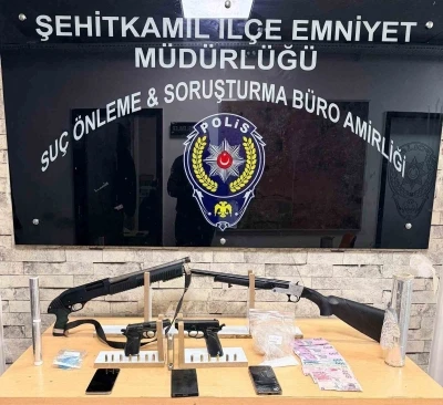 Gaziantep&rsquo;te ruhsatsız 2 t&uuml;fek ile 8 tabanca ele ge&ccedil;irildi: 5 g&ouml;zaltı
