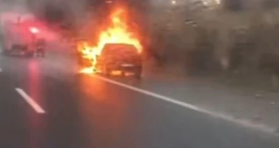 Gaziantep&rsquo;te seyir halindeki ara&ccedil; alev alev yandı
