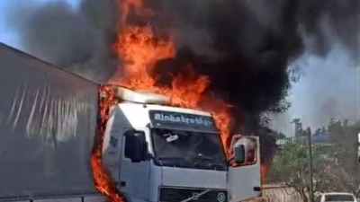 Gaziantep'te seyir halindeki tır alev aldı