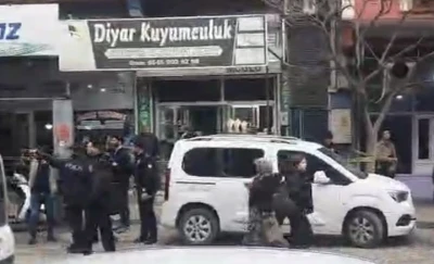 Gaziantep&rsquo;te silahlı, maskeli ve biber gazlı kuyumcu soygunu: 1 kilo altın &ccedil;alan 2 soyguncu yakalandı
