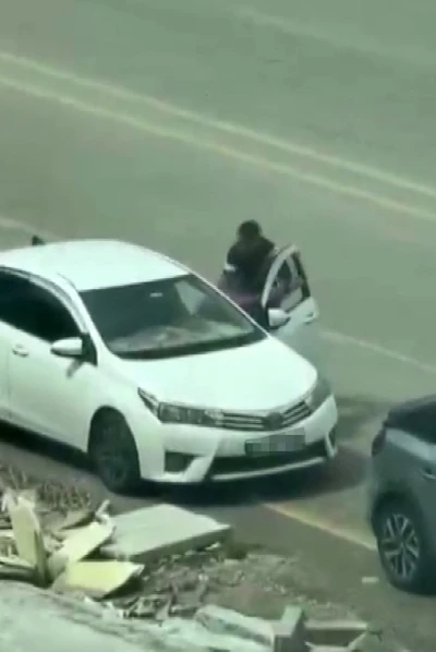 Gaziantep&rsquo;te trafikte yaşanan şiddet olayı cep telefonu kamerasında
