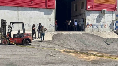 Gaziantep&rsquo;te &uuml;zerine forklift devrilen gen&ccedil; iş&ccedil;i hayatını kaybetti
