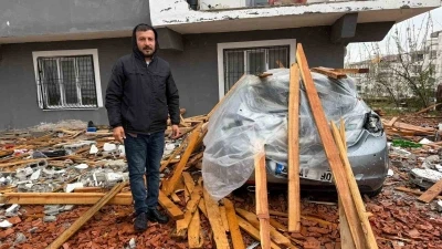 Gaziantep&rsquo;te vatandaşlar hala şokta: &Ccedil;atılar u&ccedil;tu, ara&ccedil;lar zarar g&ouml;rd&uuml;, evler hasar aldı, ağa&ccedil;lar s&ouml;k&uuml;ld&uuml;
