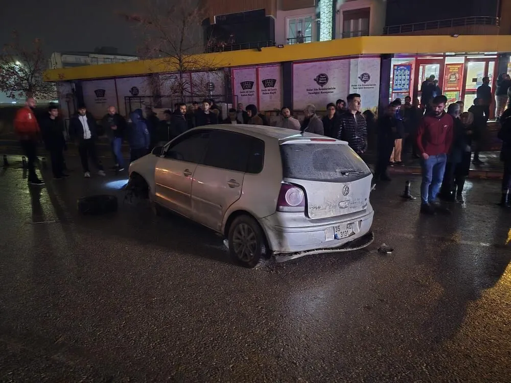 Gaziantep&rsquo;te Yağış Sonrası Yol &Ccedil;&ouml;kt&uuml;: Otomobil Direğe &Ccedil;arptı, 3 Yaralı