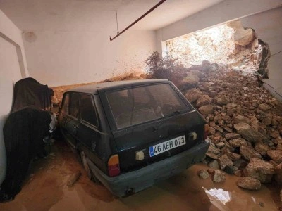 Gaziantep&rsquo;te yağmur duvarı yıktı