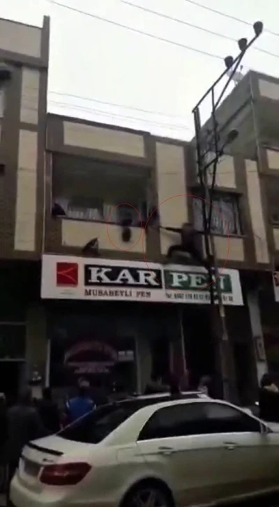 Gaziantep’te yürekleri ağza getiren an: Balkonda asılı kalan çocuğu kurtardı
