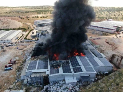 Gaziantep&rsquo;teki fabrika yangını dron ile g&ouml;r&uuml;nt&uuml;lendi
