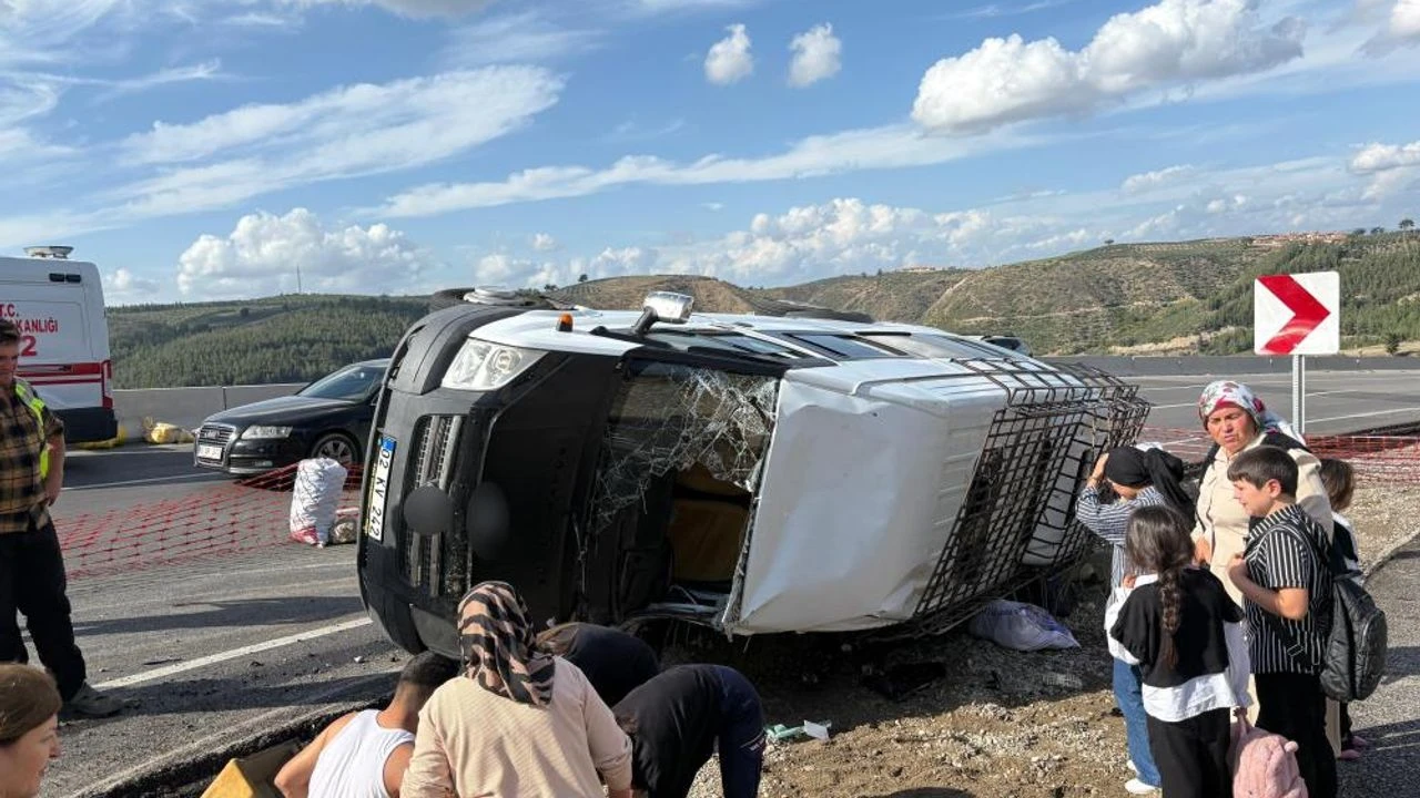 Gaziantep’ten Yola Çıkan Minibüs Takla Attı