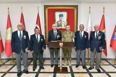 Gazilerden 3’ncü Ordu Komutanı Altuğ Paşa’ya hayırlı olsun ziyareti
