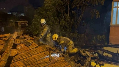Gaziosmanpaşa&rsquo;da 3 gecekondu alevlere teslim oldu
