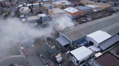Gaziosmanpaşa&rsquo;da avize at&ouml;lyesinin deposunda yangın &ccedil;ıktı: Ekiplerin s&ouml;nd&uuml;rme &ccedil;alışması havadan g&ouml;r&uuml;nt&uuml;lendi

