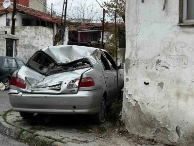 Gaziosmanpaşa&rsquo;da &ccedil;atı u&ccedil;tu, otomobiller zarar g&ouml;rd&uuml;
