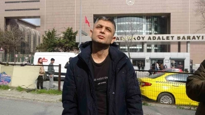 Gaziosmanpaşa&rsquo;da duyma ve konuşma engeli bulunan kişinin telefonunu gasp eden ve benzin d&ouml;kerek yakan sanık hakim karşısında
