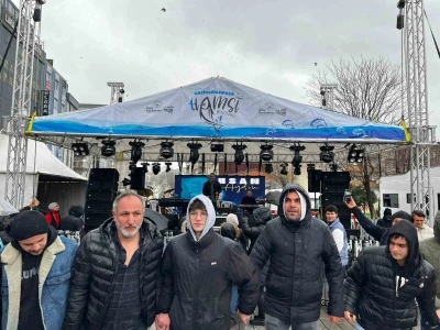 Gaziosmanpaşa&rsquo;da Karadeniz r&uuml;zgarı: Festivalde 10 ton hamsi ikram edildi
