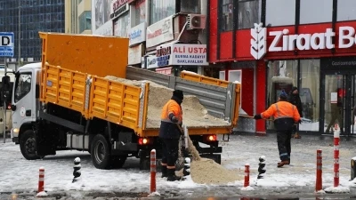 Gaziosmanpaşa&rsquo;da karla m&uuml;cadele i&ccedil;in ekipler 7/24 sahada
