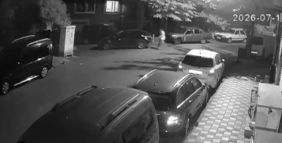 Gaziosmanpaşa&rsquo;da kayan otomobil doğal gaz kutusuna &ccedil;arptı, t&uuml;m bina tahliye edildi
