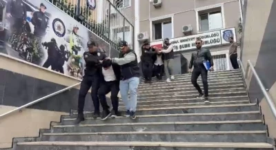 Gaziosmanpaşa’da kuyumcuyu darp edip 1 kilo altın ve 300 bin lirayı çaldılar: 5 şüpheli Kars’ta yakalandı
