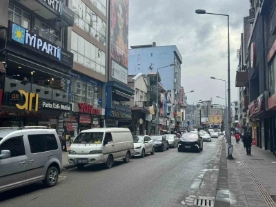 Gazipaşa Caddesi&rsquo;nde hatalı parklara s&uuml;r&uuml;c&uuml;ler isyan etti
