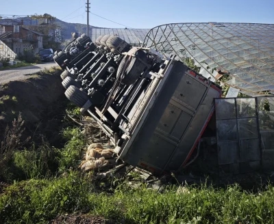Gazipaşa&rsquo;da devrilen kamyonun s&uuml;r&uuml;c&uuml;s&uuml; yaralandı
