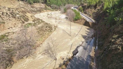 Gazipaşa&rsquo;da heyelan yolu yuttu
